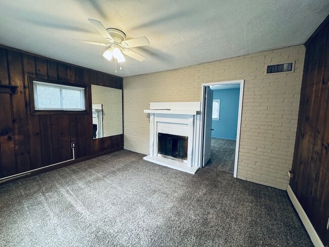 Building Photo - Timberlake Area House