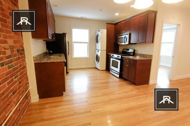 Building Photo - 3 bedroom in Brookline MA 02446