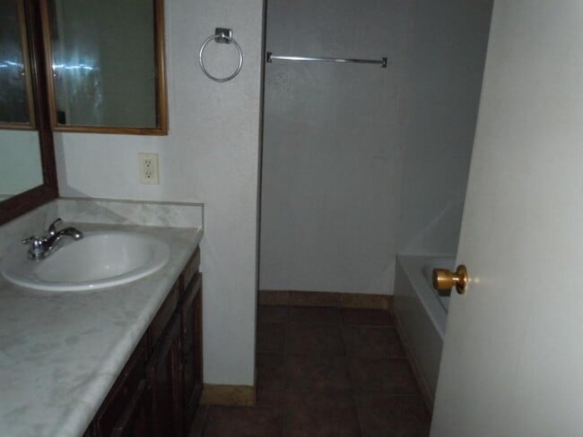 Building Photo - 520 E Judi Dr