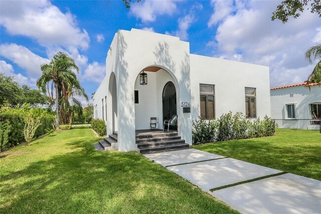 Building Photo - 5126 SW 57th Ave