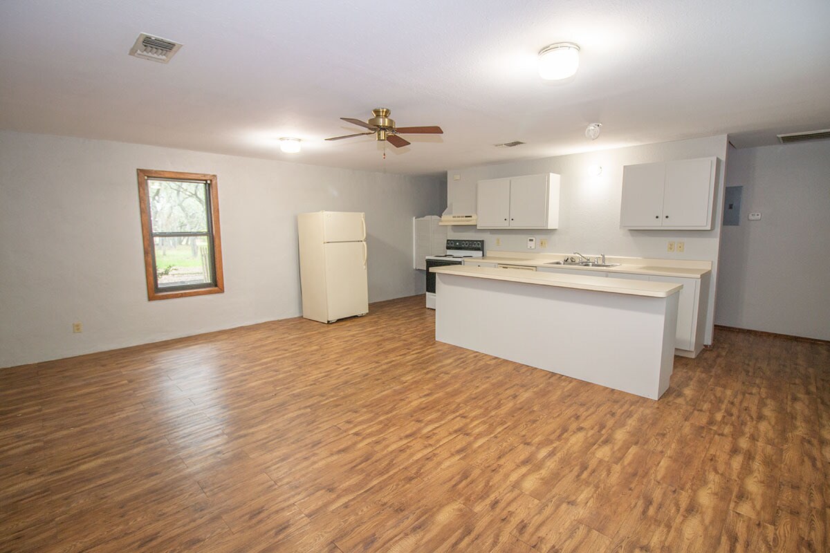 Building Photo - 553 S Old Stagecoach Rd