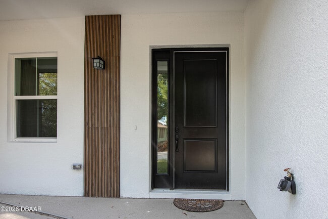 Building Photo - 618 N Duss St