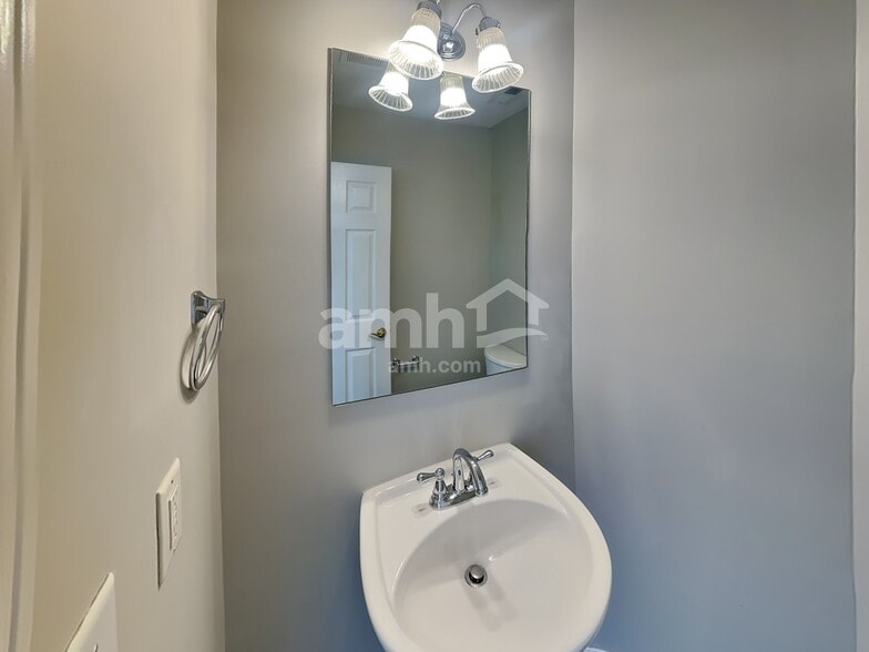 Building Photo - 102 Baker Springs Ln