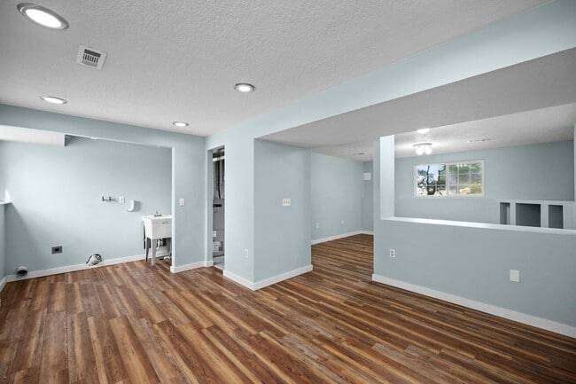 Building Photo - 4 Bedroom Northeast Spokane Home - Availab...