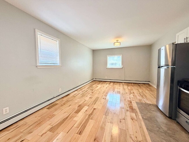 Building Photo - Spacious 1 Bedroom + Bonus Room w/Parking