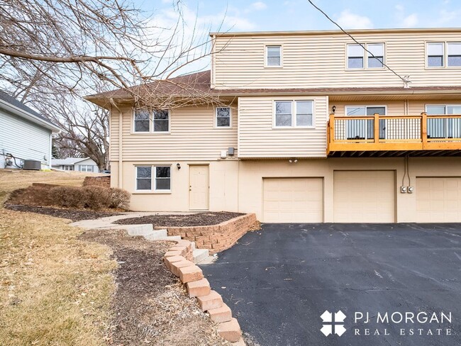 Building Photo - 3 Bed 3 Bath Duplex - Available now