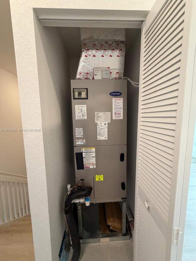 Building Photo - 909 NE 211th St