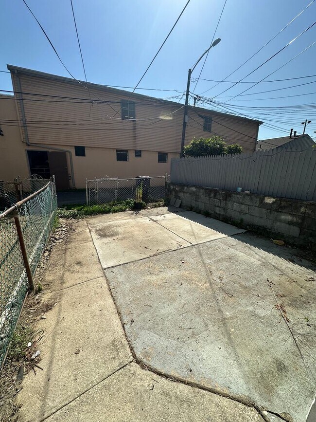 Building Photo - 4 Bedroom row home