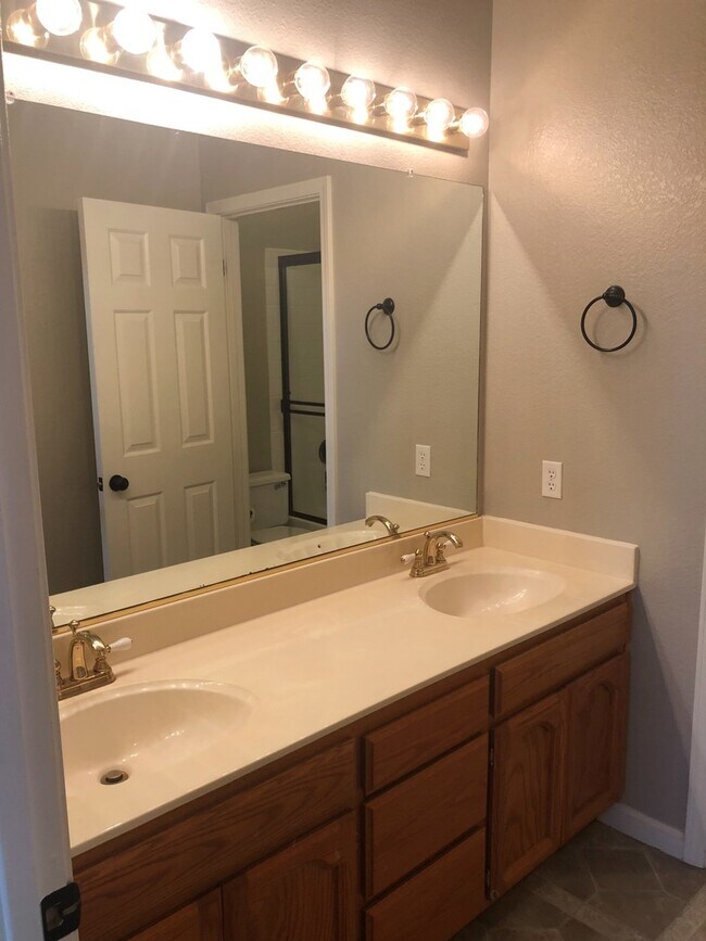 Building Photo - Amazing Single Story Home Located in Rosev...