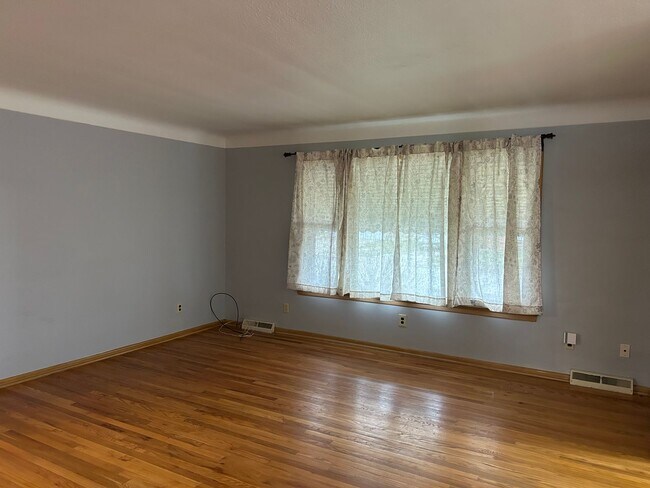 Building Photo - Brick Ranch for Rent in Mayfield HTS walking distance to Golden Gate Plaza