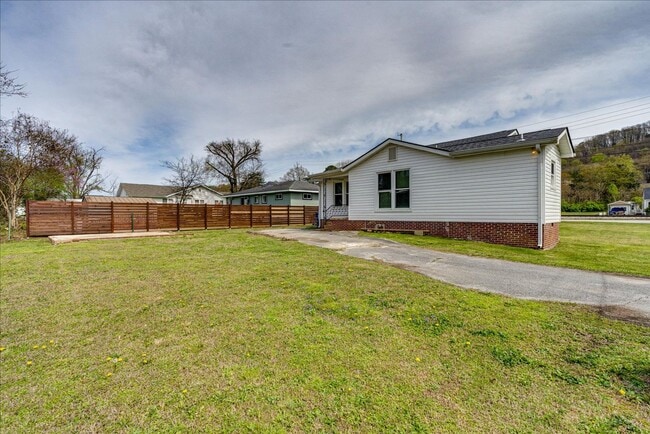 Building Photo - 3 bedroom home in Red Bank!