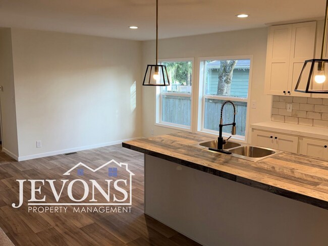 Building Photo - $250 off the first month's rent! Charming Maple Valley Home on a Quiet Residential Street