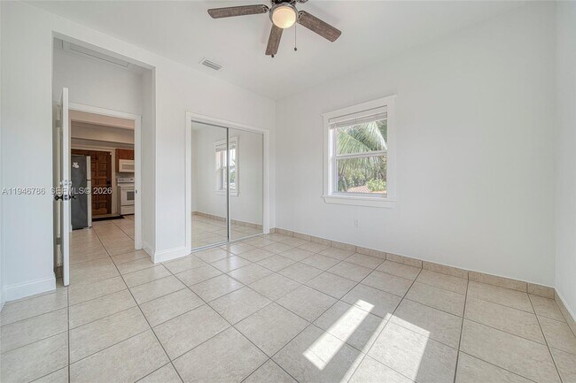 Building Photo - 2205 SW 13th St