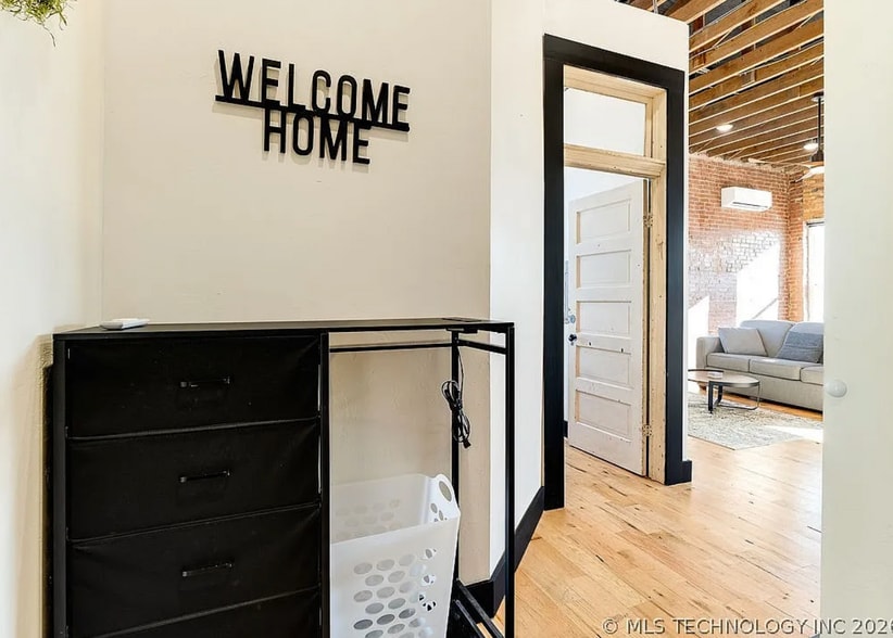 Building Photo - 118 E Main St