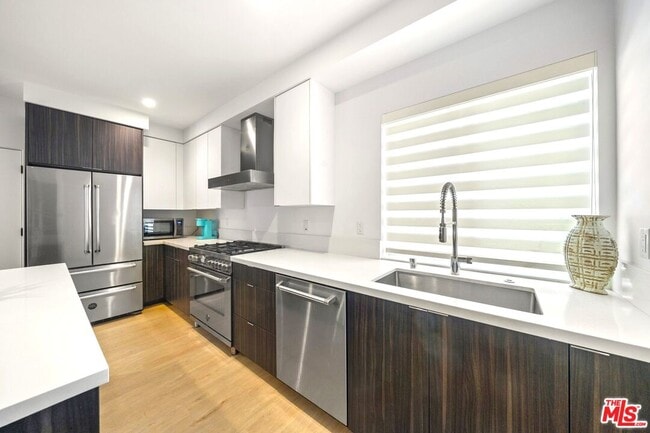 Building Photo - 497 N St Andrews Pl