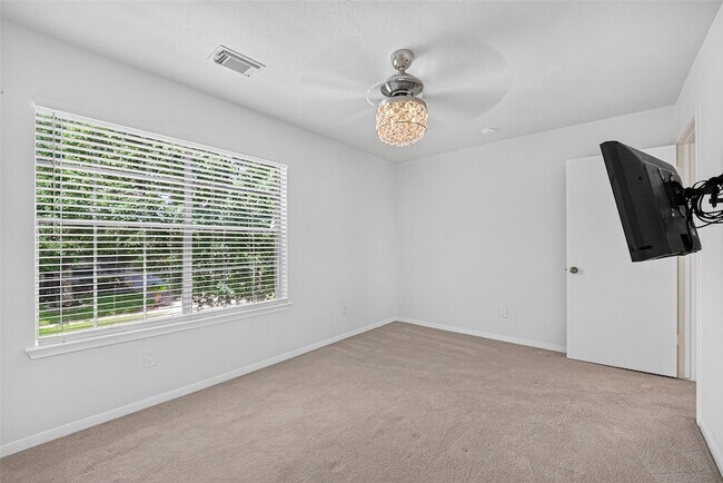 Building Photo - 1806 Oak Ridge Dr