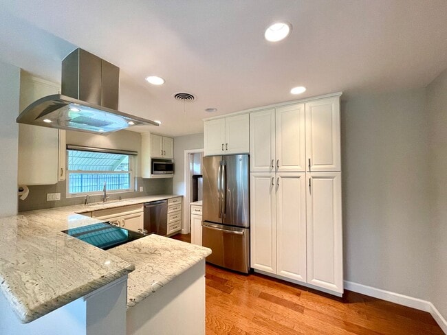 Building Photo - 6 month lease- AVAIL IN AUGUST- Immaculate...