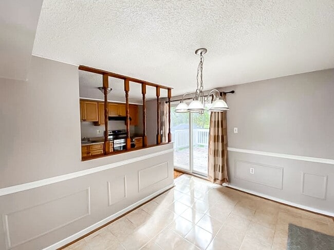 Building Photo - Beautifully Maintained 3 Bed 2 Bath Single...