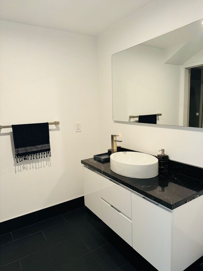 Building Photo - 4Bd/2.25Ba Medina House