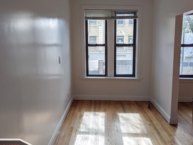 Building Photo - 2704 N Sawyer Ave