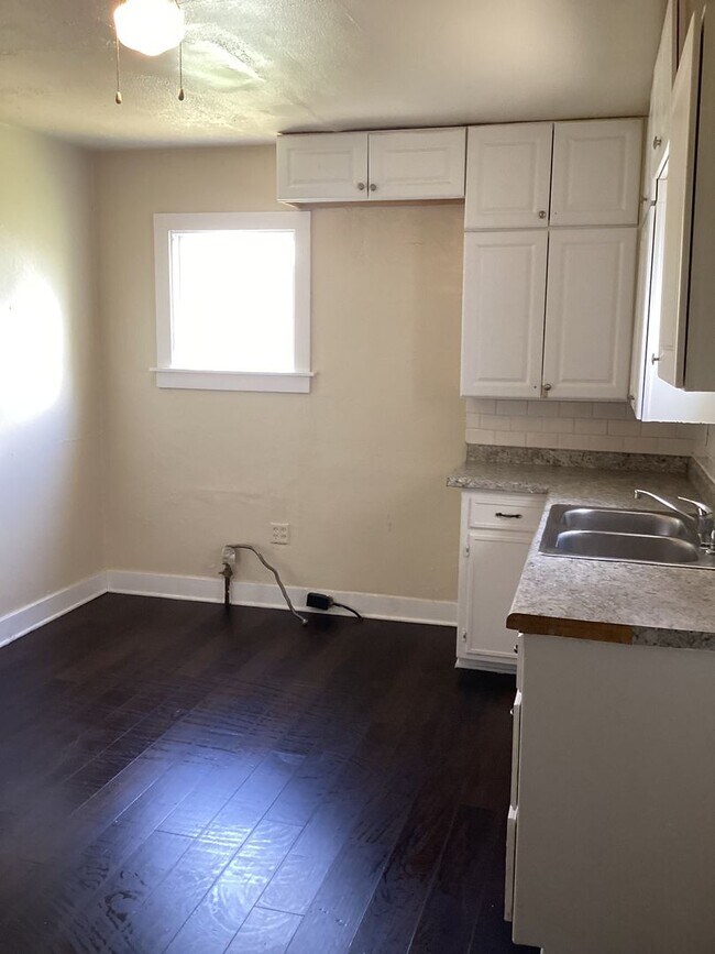 Building Photo - 3 Bedroom single family home