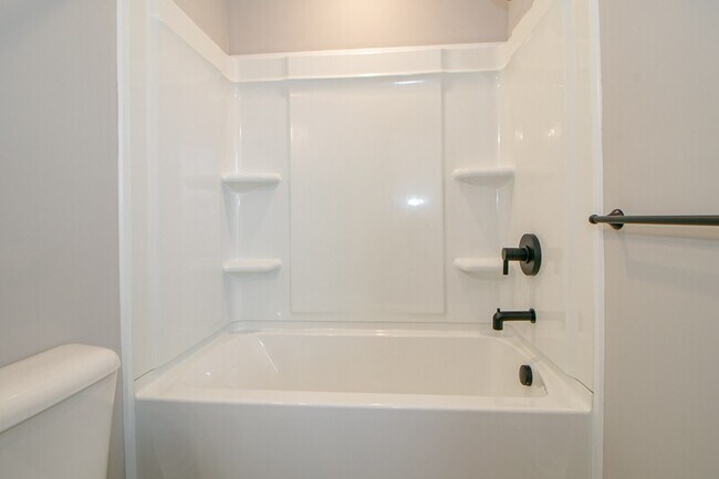 Building Photo - 1115-H2 Hillwood Dr