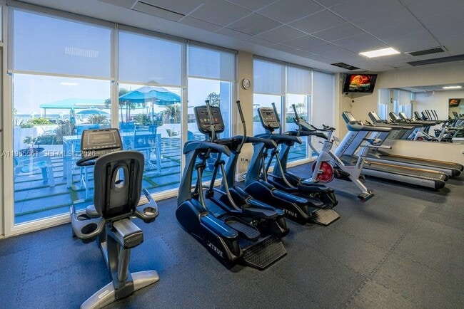 Building Photo - 3140 S Ocean Dr