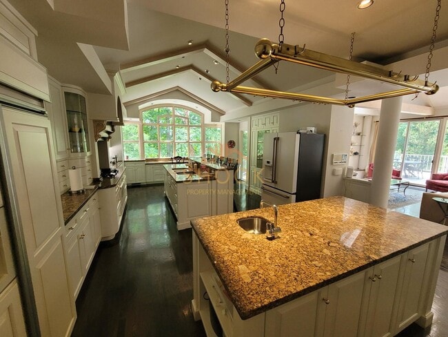 Building Photo - STUNNING LUXURY HOME - EVERYTHING YOU NEED - SHORT-TERM AND FURNISHED OPTIONS AVAILABLE