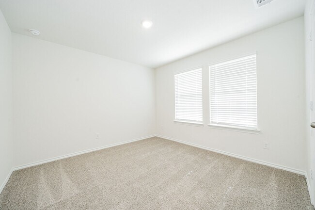 Building Photo - 2147 Thornton Dr