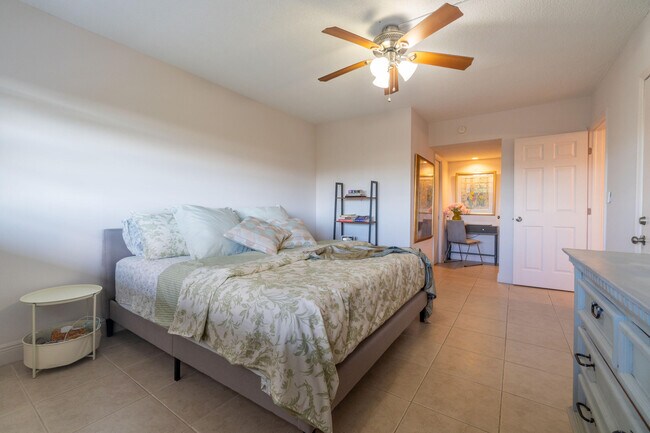 Building Photo - 3200 N Palm Aire Dr