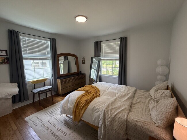Building Photo - AVAILABLE EARLY JULY:  UPDATED 2 BEDROOM 1...