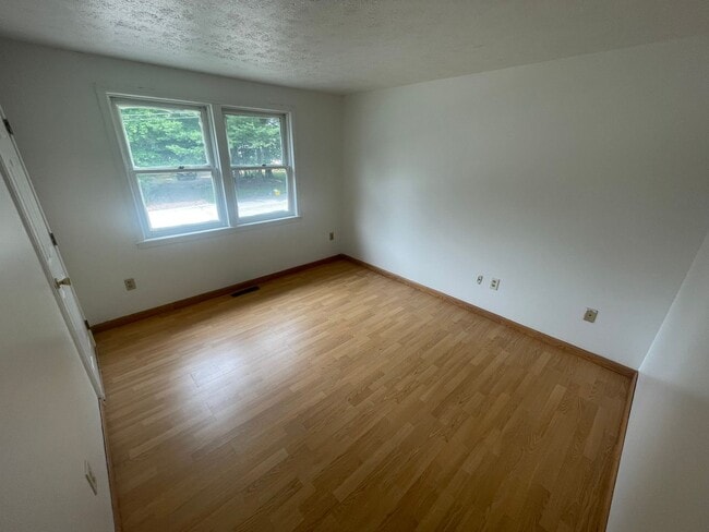 Building Photo - 3 Bedroom on a Large Plot
