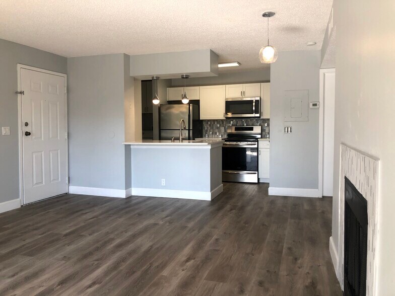 Building Photo - 351 Lone Hill Dr