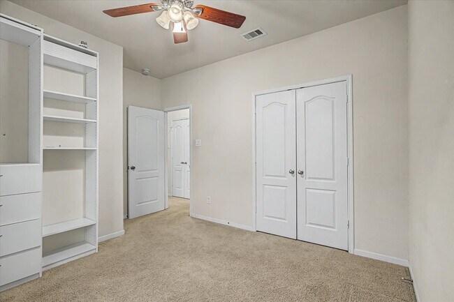 Building Photo - 623 W Newport Bend