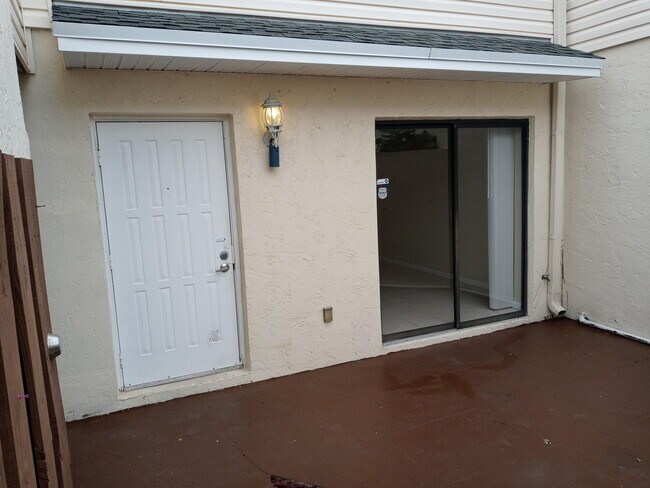 Building Photo - 643 Executive Center Dr