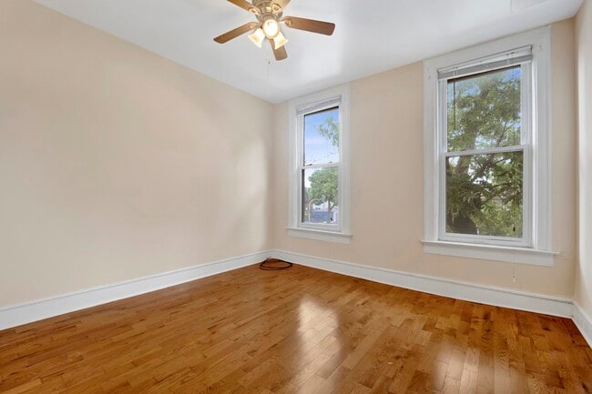 Building Photo - 2702 W 24th St