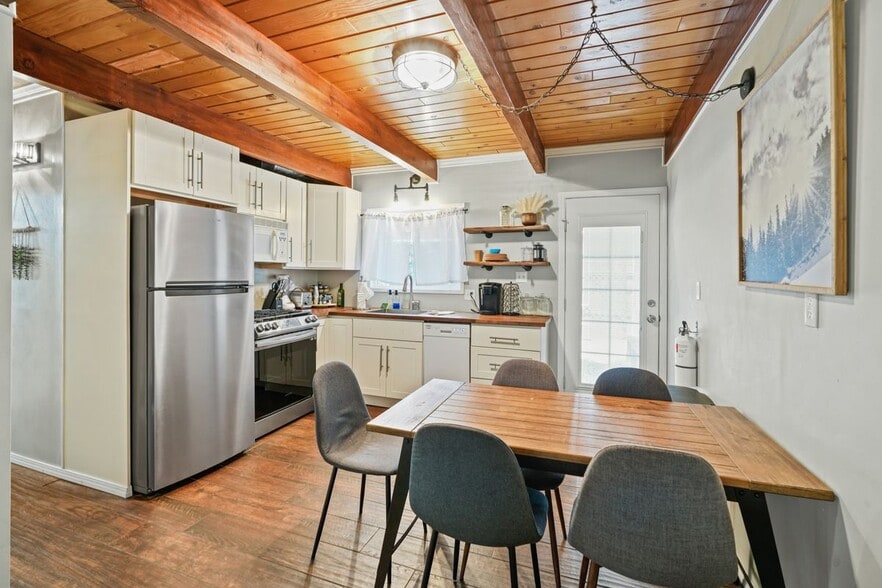 Building Photo - 43032 Sunset Dr