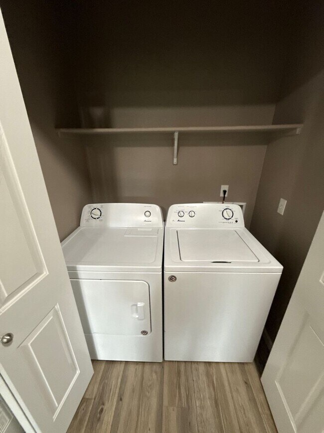 Building Photo - 4261 Hawthorne Ave NE