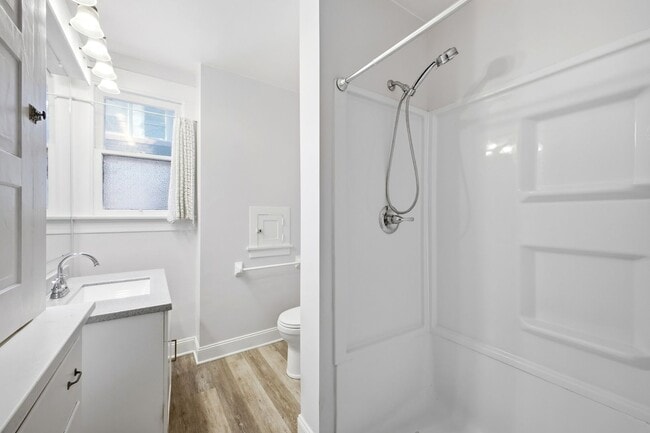 Building Photo - 6+BR House on E. Lane – Central Campus – Newly Renovated + Free Parking – Flexible Move-In