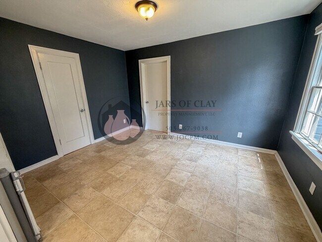 Building Photo - Spacious NE Salem Character Home | Pet Friendly | Central Heat