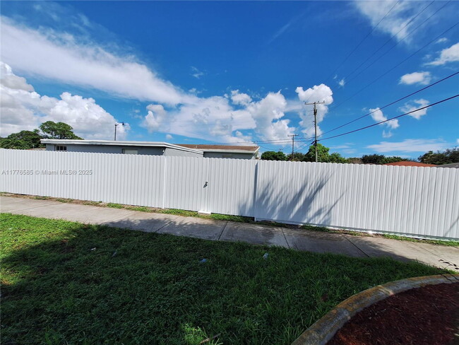 Building Photo - 790 NW 17th St