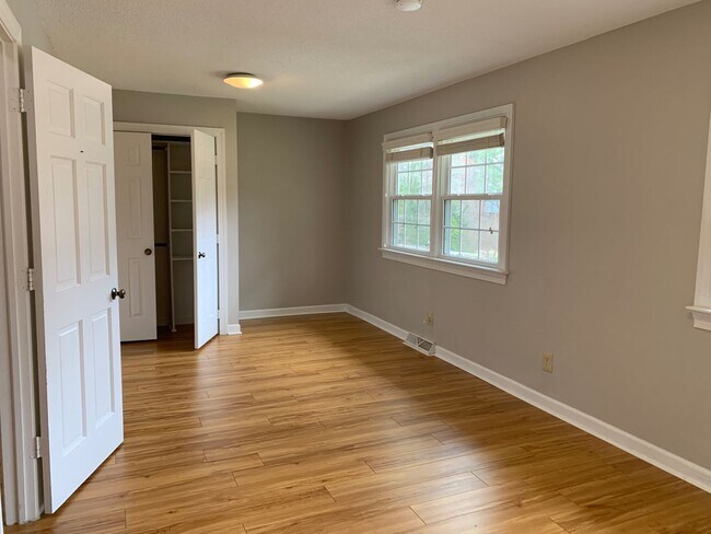 Building Photo - Spacious 4 Bed | 3 Bath Split Level Home i...