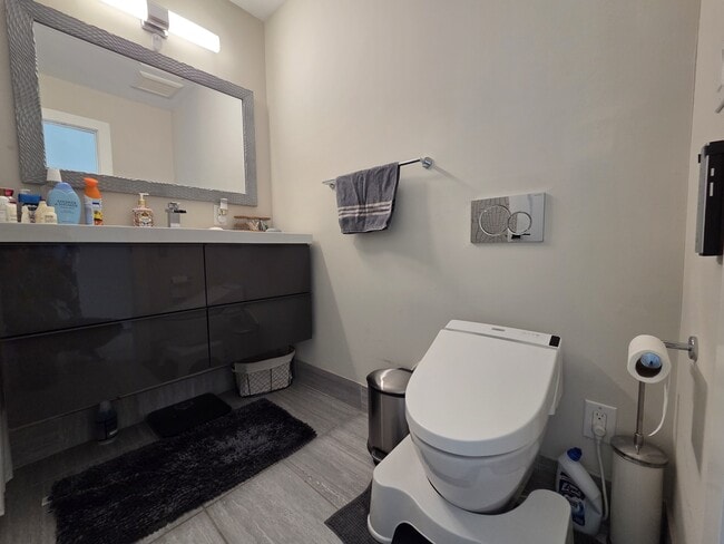 Building Photo - 1227 N Leithgow St