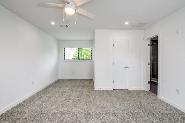 Building Photo - 1860 Lynnview Dr