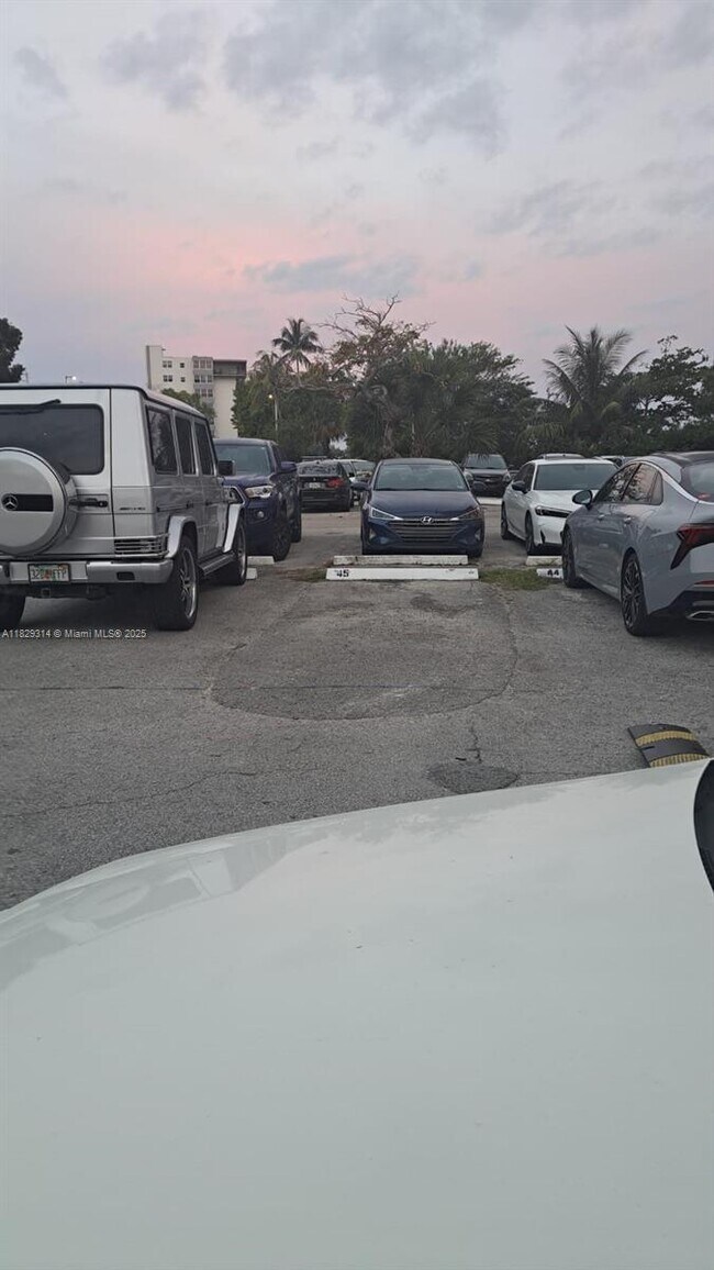 Building Photo - 1301 NE Miami Gardens Dr