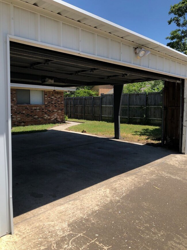 Building Photo - 704-706 Towne House Lane