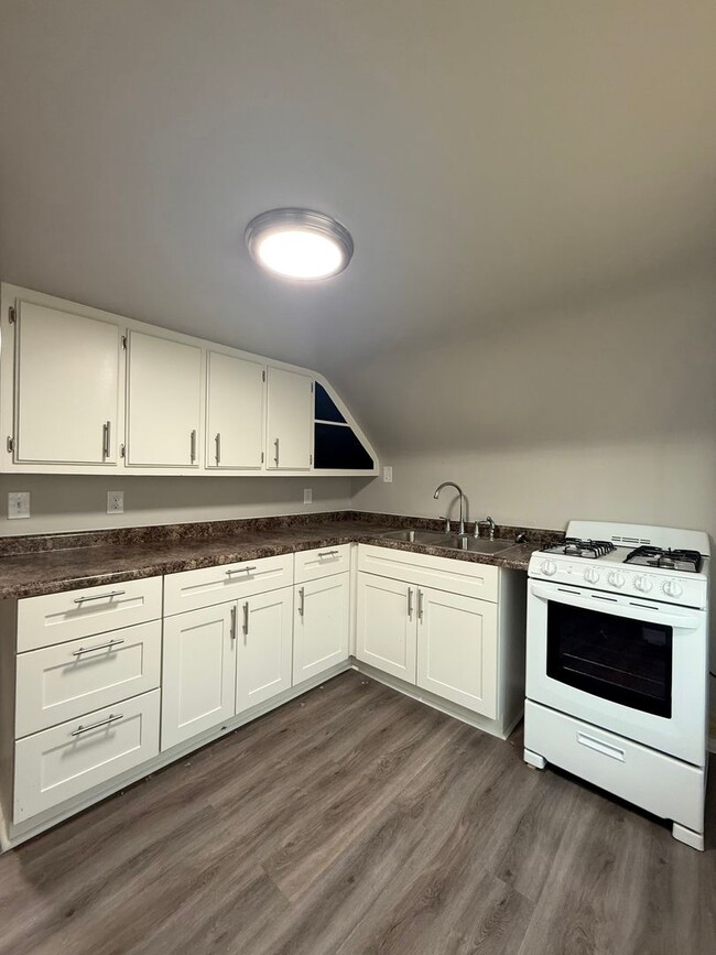 Building Photo - Spacious One Bedroom!