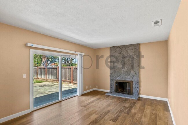 Building Photo - Unit