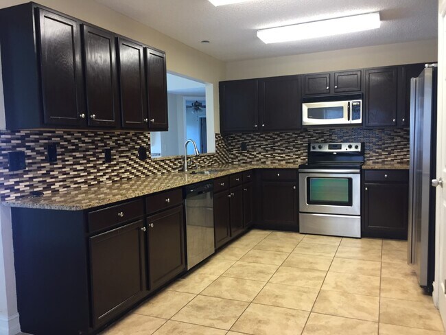 Building Photo - 550 Hassocks Loop