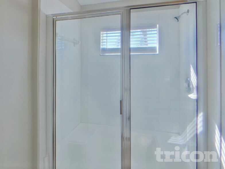 Building Photo - 217 Lakeway Ln